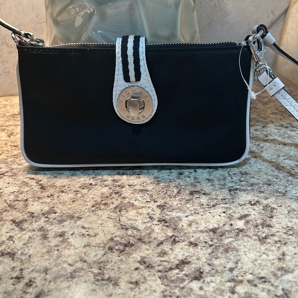 Michael Kors Handbags - NWOT Michael Kors Wristlet